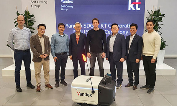 KT AI/DX융합사업부문 송재호 부사장(오른쪽 세 번째)과 얀덱스 SDG CEO 드미트리 폴리슈크(오른쪽 네 번째)를 비롯한 관계자들이 협약 체결 후 기념촬영을 했다. photo KT