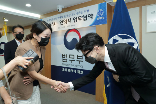 이재정 더불어민주당 의원(왼쪽)과 인사하는 한동훈 법무부 장관. photo 이데일리/연합뉴스