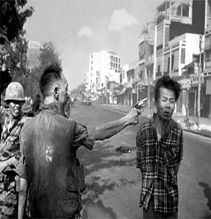 구정대공세 때 생포된 베트콩의 처형 photo 김재민
