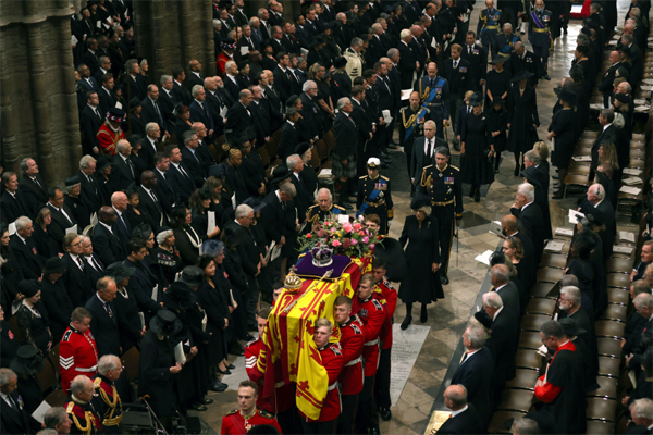 19일(현지시간) 엘리자베스 2세 여왕의 장례식이 열린 영국 런던 웨스트민스터 사원에서 찰스 3세 왕과 커밀라 왕비, 앤 공주와 다른 왕족들이 엘리자베스 2세 여왕의 운구 행렬을 뒤따라 걷고 있다. photo 매일경제/AP/연합뉴스
