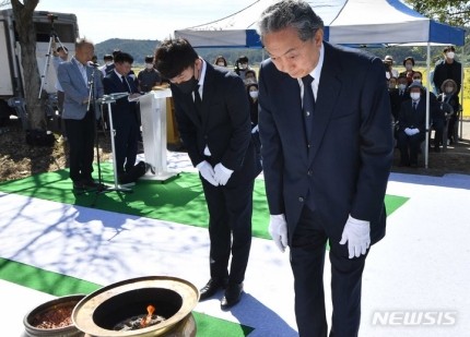 하토야마 전 총리가 왜덕산 위령제에서 묵념하고 있다. photo 뉴시스