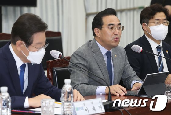 박홍근 더불어민주당 원내대표(가운데) photo 뉴스1